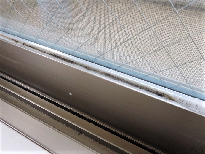 写真で見る格安ハウスクリーニングのサッシ