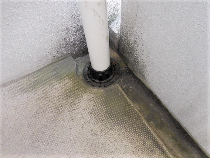 写真で見る格安ハウスクリーニングのバルコニーの排水管