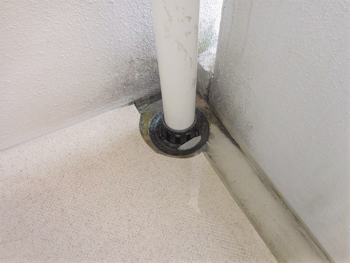 写真で見る格安ハウスクリーニングのバルコニーの排水管