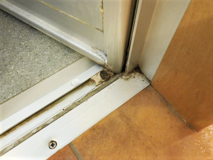 写真で見る格安ハウスクリーニングの浴室のレール