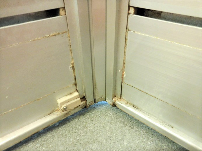 写真で見る格安ハウスクリーニングの浴室の折れ戸