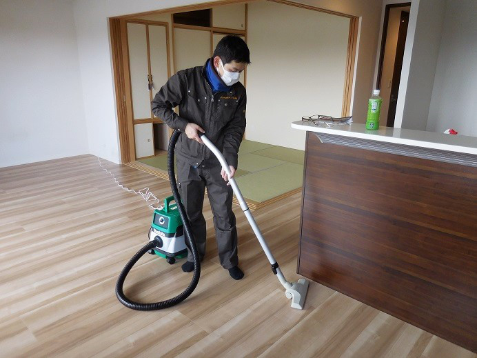福岡県内最安値！格安ハウスクリーニング専門「情熱清掃団」の掃除機掛け・水拭き