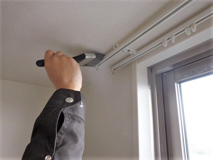 福岡県内最安値！格安ハウスクリーニング専門「情熱清掃団」のカーテンレールのホコリ除去