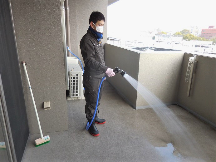 福岡県内最安値！格安ハウスクリーニング専門「情熱清掃団」の洗剤を使用してブラシ洗浄