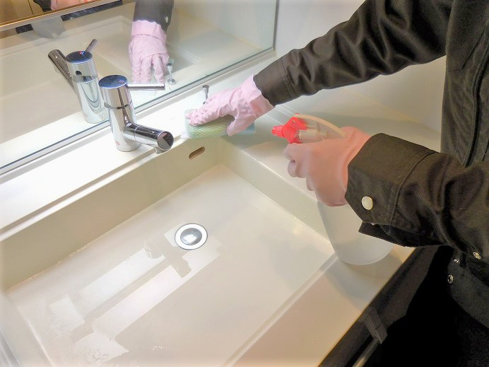 福岡県内最安値！格安ハウスクリーニング専門「情熱清掃団」の洗面台の洗剤使用洗浄